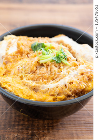 美味的里脊肉排碗午餐 135478053