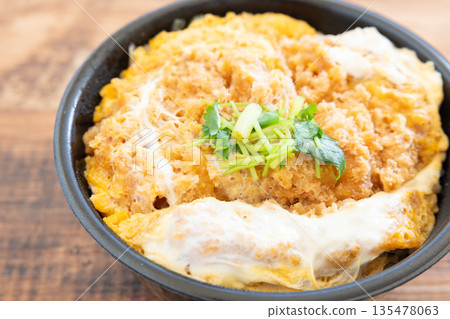 美味的里脊肉排碗午餐 135478063