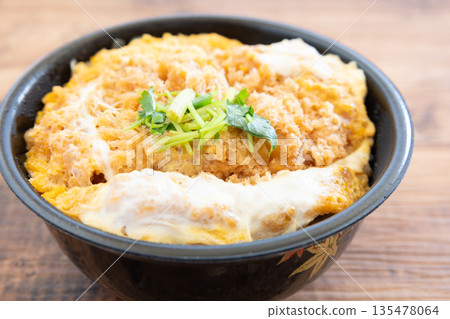 美味的里脊肉排碗午餐 美味的里脊肉排碗午餐 135478064