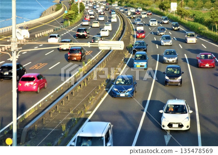 俯瞰沿海公路的交通高峰期 俯瞰沿海公路的交通高峰期 135478569