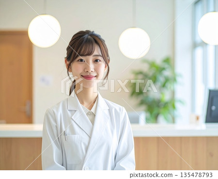 穿著白大褂工作的女人 135478793