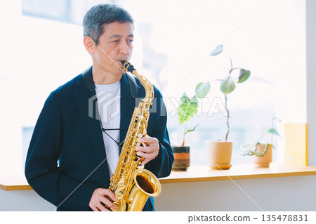 在家吹薩克斯風的男人 135478831