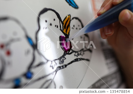 Glass art creation to develop children's creativity: The moment they add color to a hand-drawn illustration 135478854