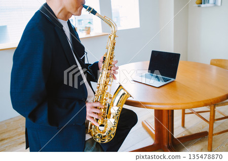吹奏薩克斯風的男人 135478870