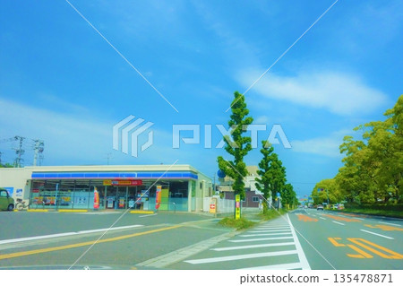 司機在城裡開車時的視角 135478871