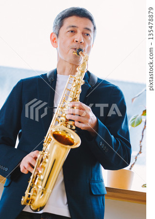 在家吹薩克斯風的男人 135478879