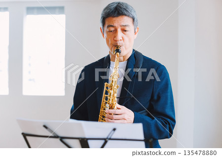 在家吹薩克斯風的男人 在家吹薩克斯風的男人 135478880