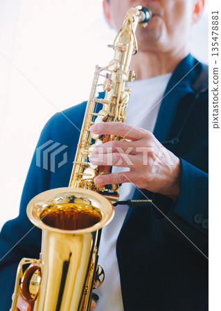吹奏薩克斯風的男人 135478881
