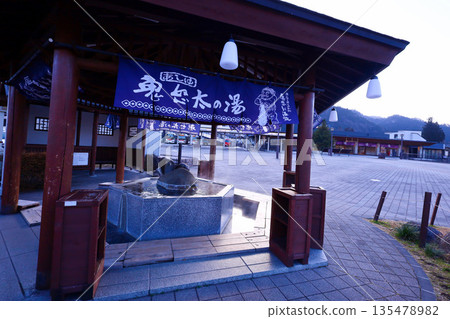 鬼怒川溫泉站前的鬼怒田之湯,是位於日光市的一家足浴店。 鬼怒川溫泉站前的鬼怒田之湯,是位於日光市的一家足浴店。 135478982