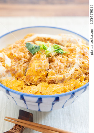 Delicious loin katsudon 135479055