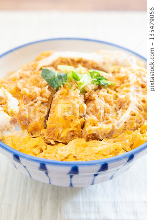 Delicious loin katsudon 135479056