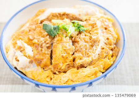 Delicious loin katsudon 135479069