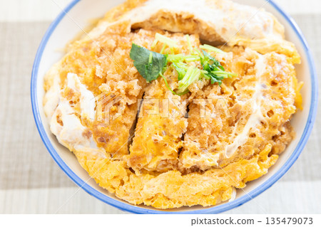 Delicious loin katsudon 135479073