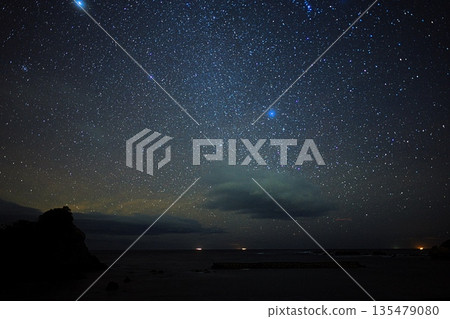 初冬時節，從鳥羽市國崎町海岸眺望夜空中的雙子座流星雨。 135479080