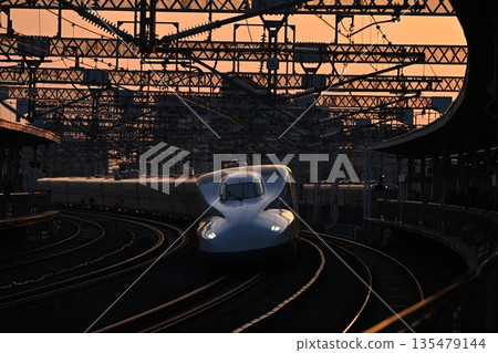 夕陽下的全新幹線列車 夕陽下的全新幹線列車 135479144
