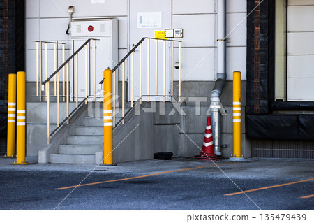 High-floor warehouse truck berth High-floor warehouse truck berth 135479439