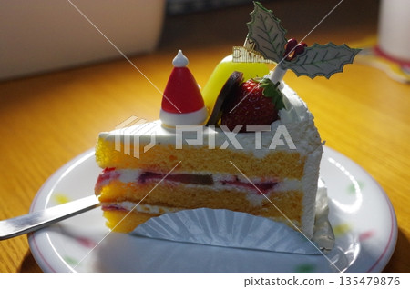 盤子裡盛著美味的甜草莓酥餅 135479876