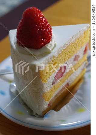 盤子裡盛著美味的甜草莓酥餅 135479884