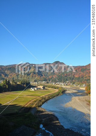 從觀景點眺望信濃川和秋葉(新潟縣津南町) 從觀景點眺望信濃川和秋葉(新潟縣津南町) 135480105