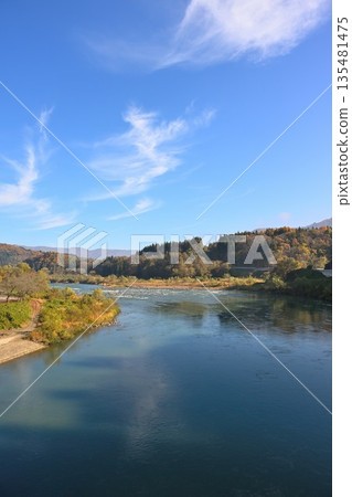 The Chikuma River flowing through Nozawa Onsen Village and autumn foliage (Nozawa Onsen Village, Nagano Prefecture) The Chikuma River flowing through Nozawa Onsen Village and autumn foliage (Nozawa Onsen Village, Nagano Prefecture) 135481475