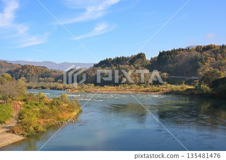 流經野澤溫泉村的千曲川和秋葉（長野縣野澤溫泉村） 135481476