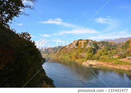 流經野澤溫泉村的千曲川和秋葉（長野縣野澤溫泉村） 135481477