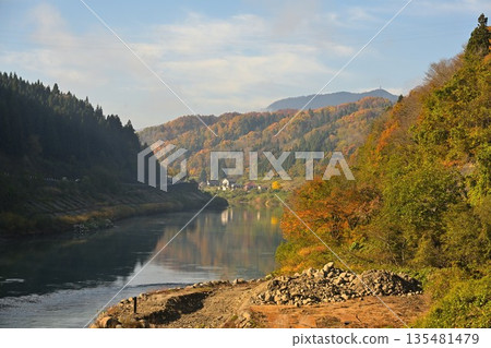 流經野澤溫泉村的千曲川和秋葉(長野縣野澤溫泉村) 流經野澤溫泉村的千曲川和秋葉(長野縣野澤溫泉村) 135481479