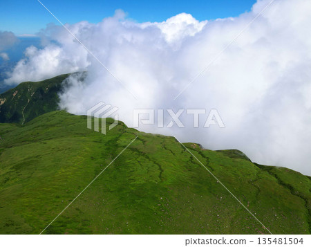 山雲升騰。 135481504