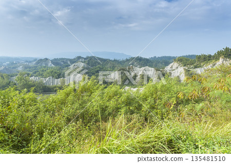 台灣高雄田寮月世界的泥岩山 台灣高雄田寮月世界的泥岩山 135481510