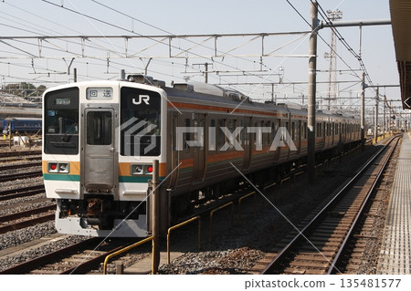 211 series train evacuated and stored at Oku (2012) 135481577