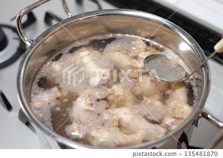 將雞翅汆燙水，撇去浮沫。 135481870