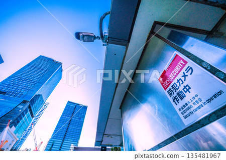 日本東京城市景觀:從澀谷十字路口前看到的街角監視器畫面 日本東京城市景觀:從澀谷十字路口前看到的街角監視器畫面 135481967