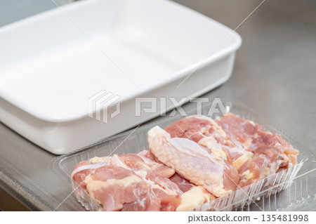 準備雞腿 135481998