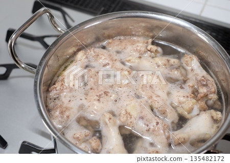 Boil the chicken wings in a pot 135482172