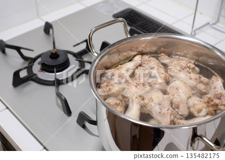Boil the chicken wings in a pot Boil the chicken wings in a pot 135482175