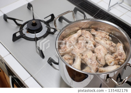 Boil the chicken wings in a pot 135482176