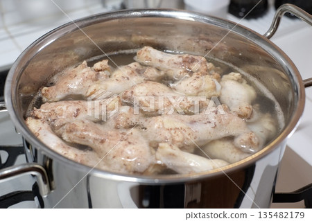 Boil the chicken wings in a pot 135482179