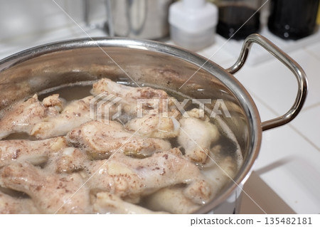 Boil the chicken wings in a pot Boil the chicken wings in a pot 135482181
