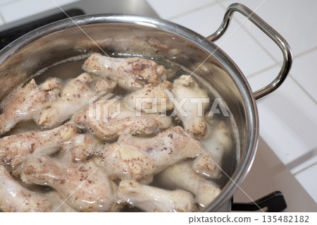 Boil the chicken wings in a pot 135482182