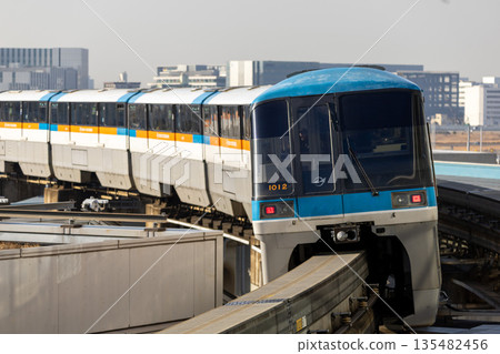 開往羽田機場的東京單軌列車 135482456