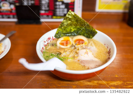 Delicious ramen 135482922