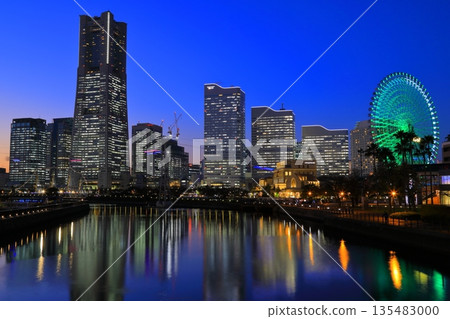 橫濱的夜景，橫濱地標塔和摩天輪燈火輝煌。 135483000