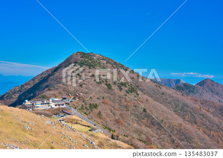 從四國喀斯特地形看到的四國山脈 從四國喀斯特地形看到的四國山脈 135483037