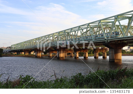 Keihin-Tohoku Line E233 series train crossing the Arakawa River at dusk (Kawaguchi City, Saitama Prefecture) 135483178