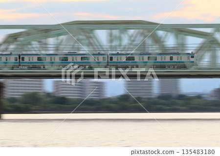 京濱東北線E233系列車在黃昏時分駛過荒川(埼玉縣河口市) 京濱東北線E233系列車在黃昏時分駛過荒川(埼玉縣河口市) 135483180