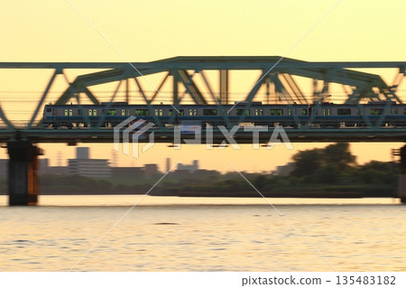 Keihin-Tohoku Line E233 series train crossing the Arakawa River at dusk (Kawaguchi City, Saitama Prefecture) Keihin-Tohoku Line E233 series train crossing the Arakawa River at dusk (Kawaguchi City, Saitama Prefecture) 135483182
