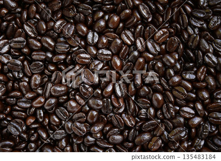 Top view of medium roasted coffee bean from fresh roast in cafe Top view of medium roasted coffee bean from fresh roast in cafe 135483184