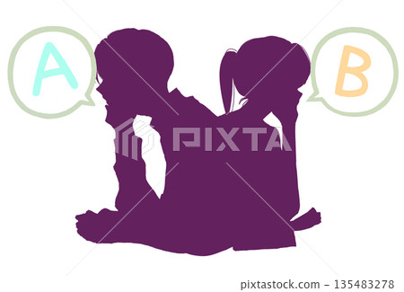 A 和 B 是擦肩而過的男女剪影 A 和 B 是擦肩而過的男女剪影 135483278