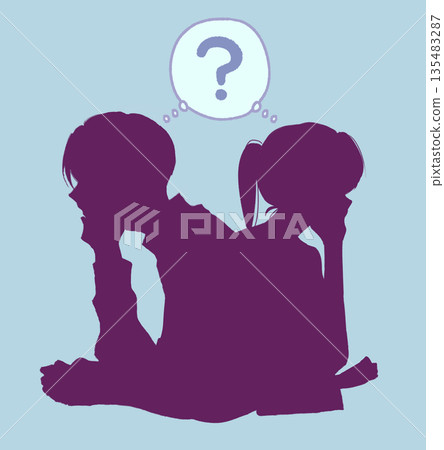 男女擦肩而過,彼此的輪廓問號 男女擦肩而過,彼此的輪廓問號 135483287