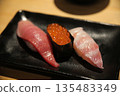 美味的金槍魚握壽司 135483349